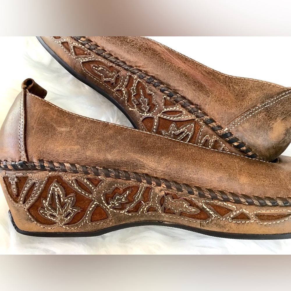 Clarks Artisan Brown Leather Ballet Flats Carved Wedge Heel Size 8 Boho Comfort - Picture 9 of 13